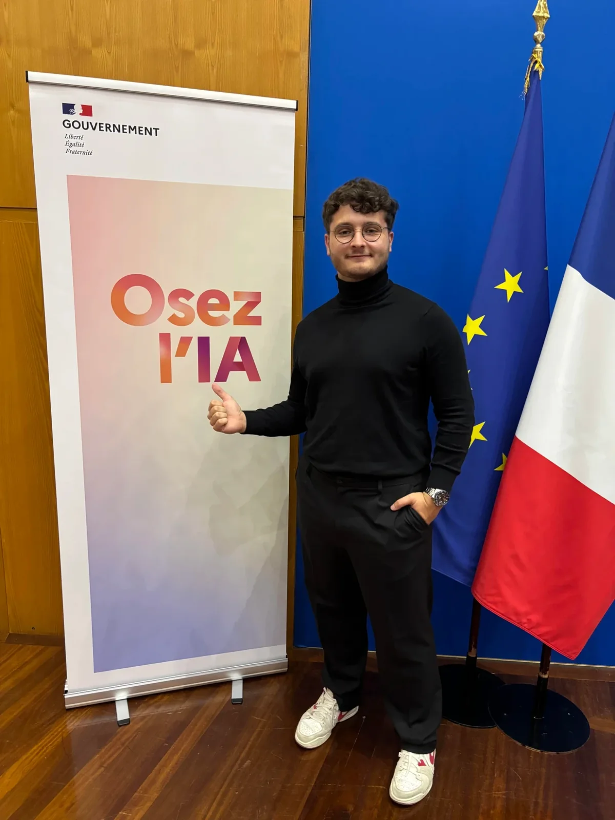 Léo Brice, fondateur d'Innovia, au ministère de l'Économie devant le kakémono du programme national « Osez l'IA »