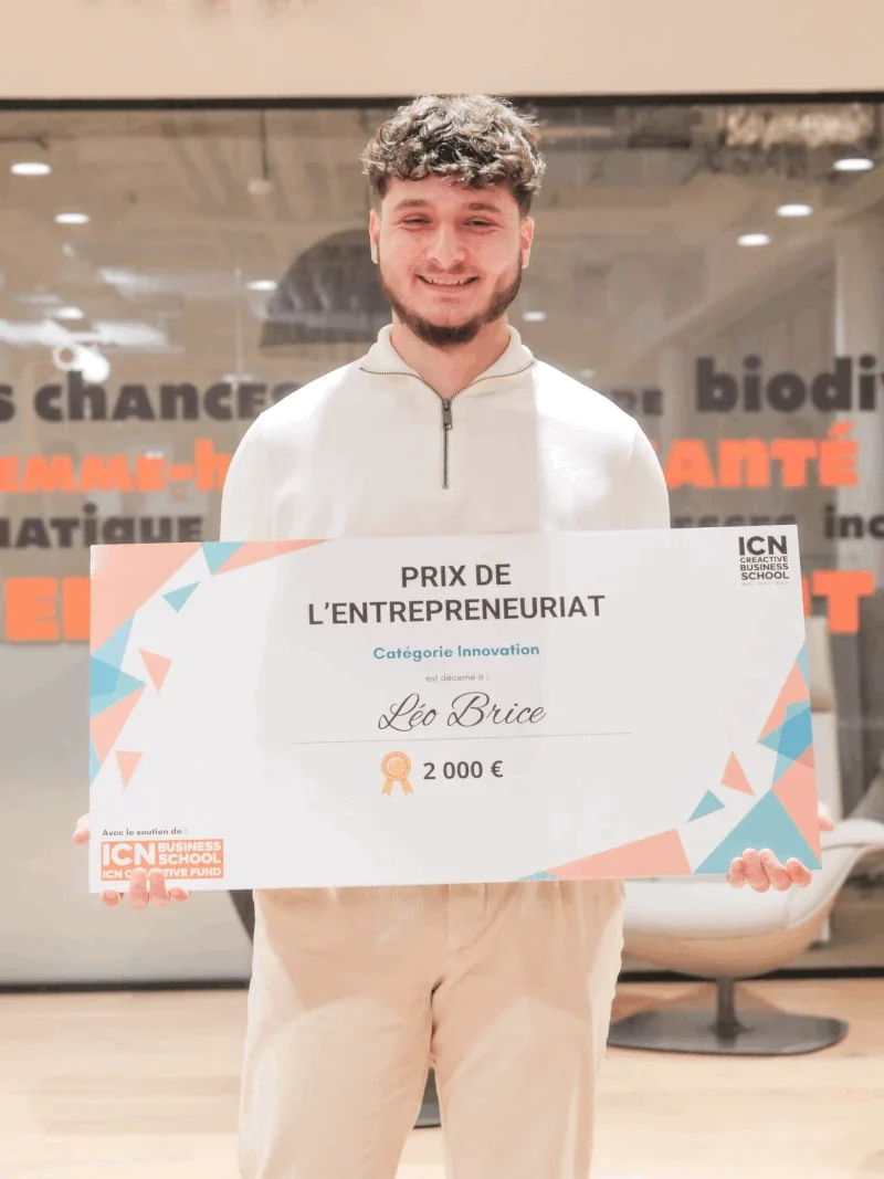 Léo Brice, fondateur d'Innovia, tenant le chèque du Prix de l'Entrepreneuriat ICN Business School 2024, catégorie Innovation